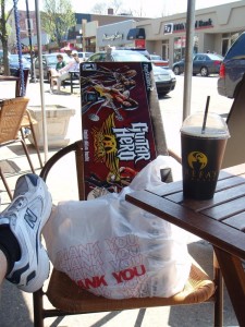 Mi pie y el Guitar Hero Aerosmith tomando un cafe en Pittsburgh...