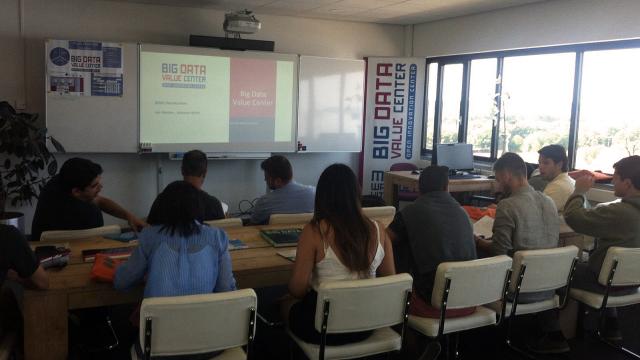 L'estage incloia conferències d'experts en el sector